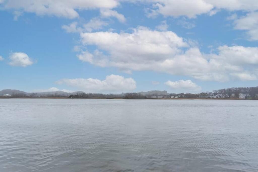 Gorgeous Waterfront 2 Bedroom 1 Bath Modern Home. New Haven Exterior photo